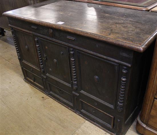 Oak mule chest cupboard(-)